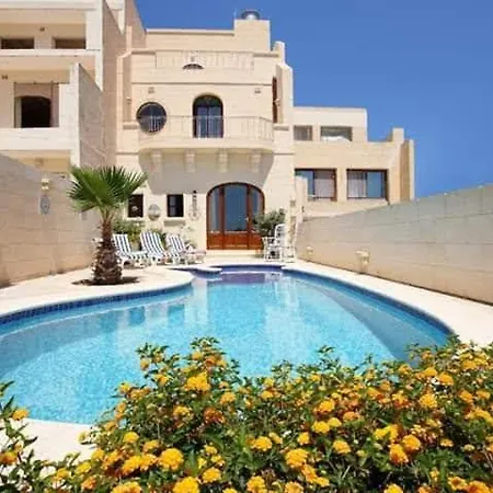 Tatil Evi 3 Bedroom With Private Pool & Views Għajnsielem