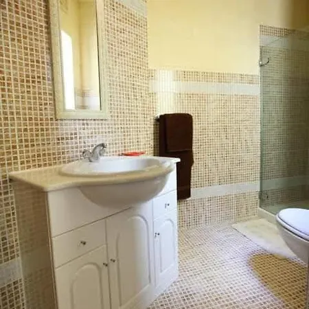 3 Bedroom With Private Pool & Views Għajnsielem