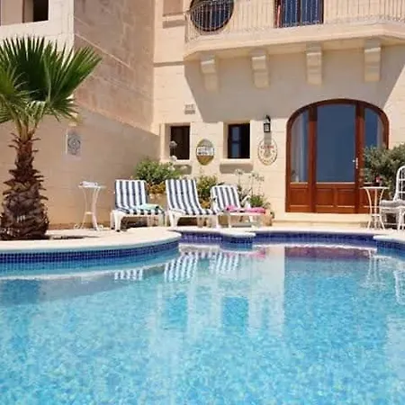 Tatil Evi 3 Bedroom With Private Pool & Views Għajnsielem