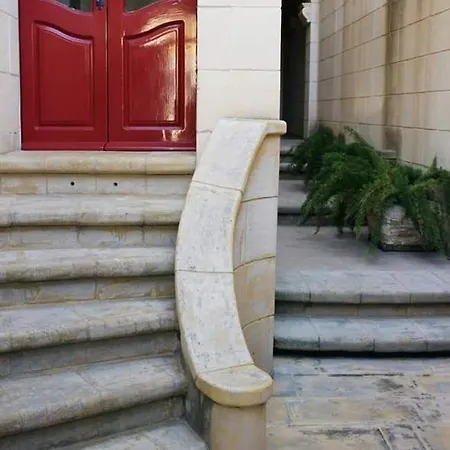 Tatil Evi 3 Bedroom With Private Pool & Views Għajnsielem
